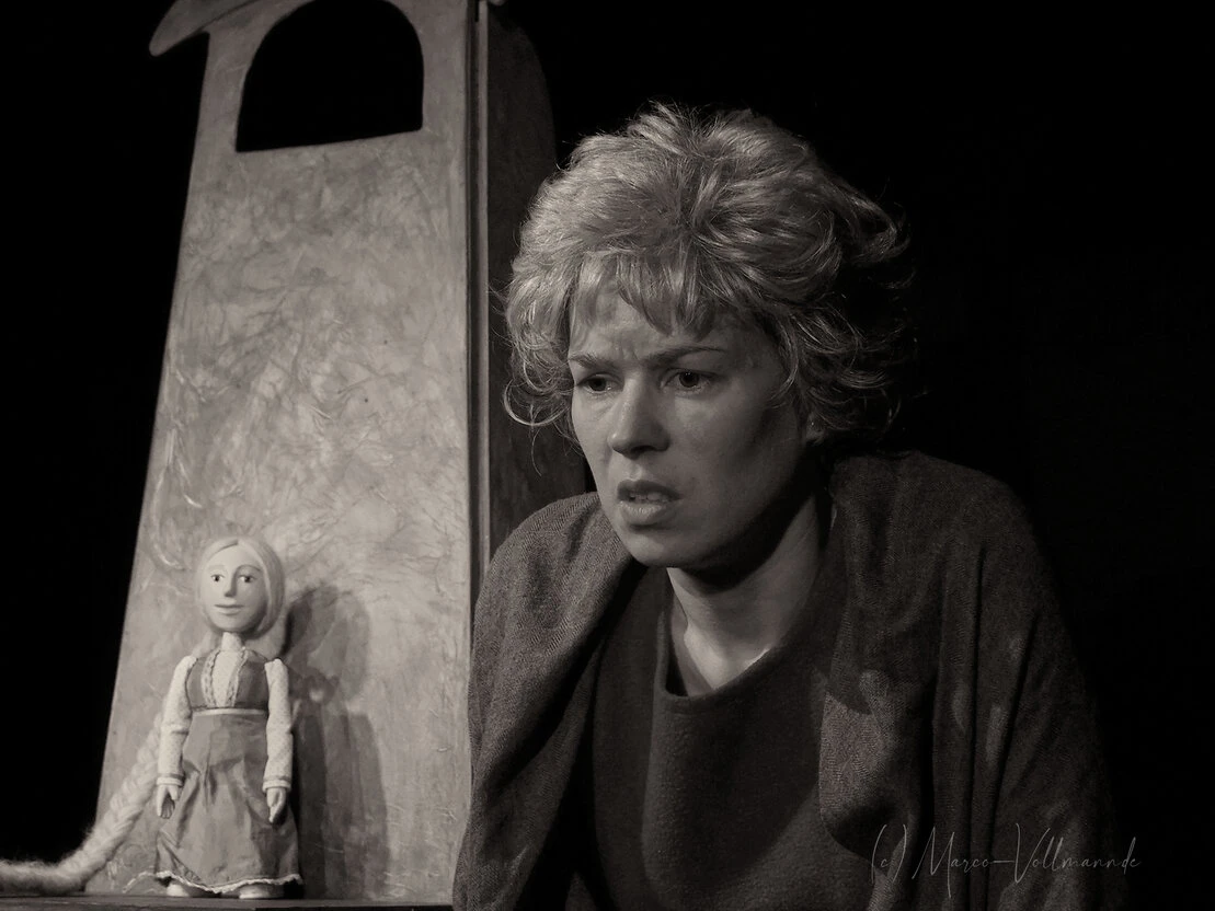 Vier beispielhafte Künstlerportraits in schwarz-weiß