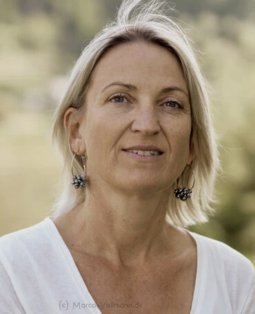 natürliches Porträt einer blonden Frau in Alltagskleidung