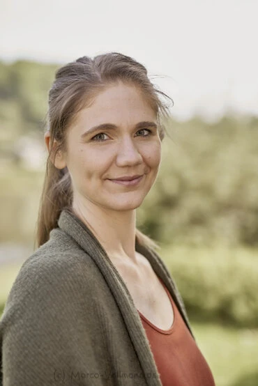 natürliches Porträt einer jungen Frau in Alltagskleidung