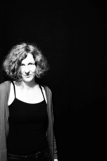 kontrastreiches sw-Porträt einer jungen Frau mit lockigen Haaren