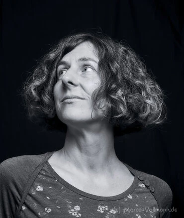 sw-Porträt einer jungen Frau mit lockigen Haaren