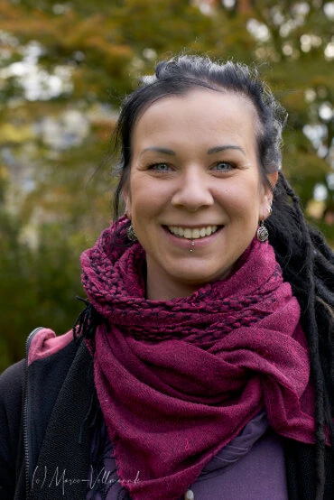 natürliches Porträt einer jungen Frau in Alltagskleidung