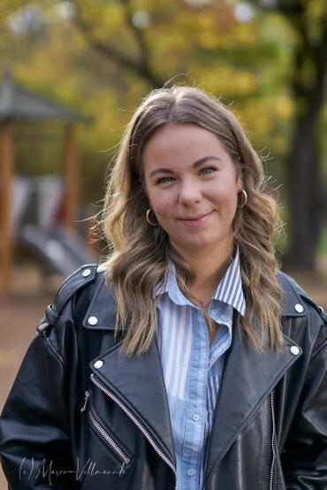 natürliches Porträt einer jungen Frau in Alltagskleidung