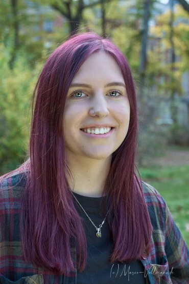 natürliches Porträt einer jungen Frau in Alltagskleidung