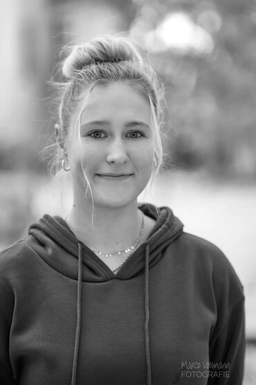 natürliche Portraits junger Männer und Frauen