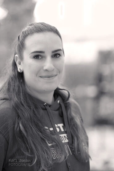 natürliche Portraits junger Männer und Frauen