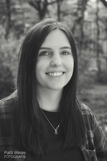 natürliche Portraits junger Männer und Frauen