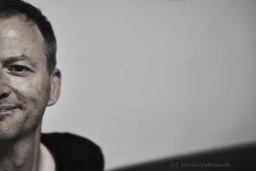 Porträtfoto eines Mannes mit halben Kopf